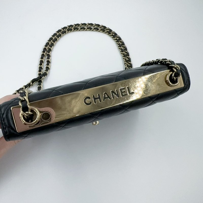 CHANEL黑色羊皮淡金釦Trendy CC Woc下蓋鏈包-17