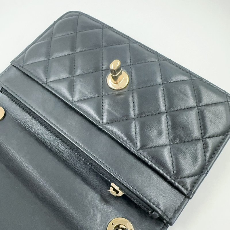 CHANEL黑色羊皮淡金釦Trendy CC Woc下蓋鏈包-20