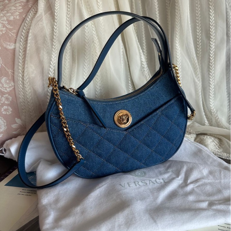 范思哲Versace 未使用 牛仔丹寜 包 腋下包  斜背包  經典 實用性高 包包 斜挎包 女生 美杜莎 包 versace medusa half moon denim bag-1