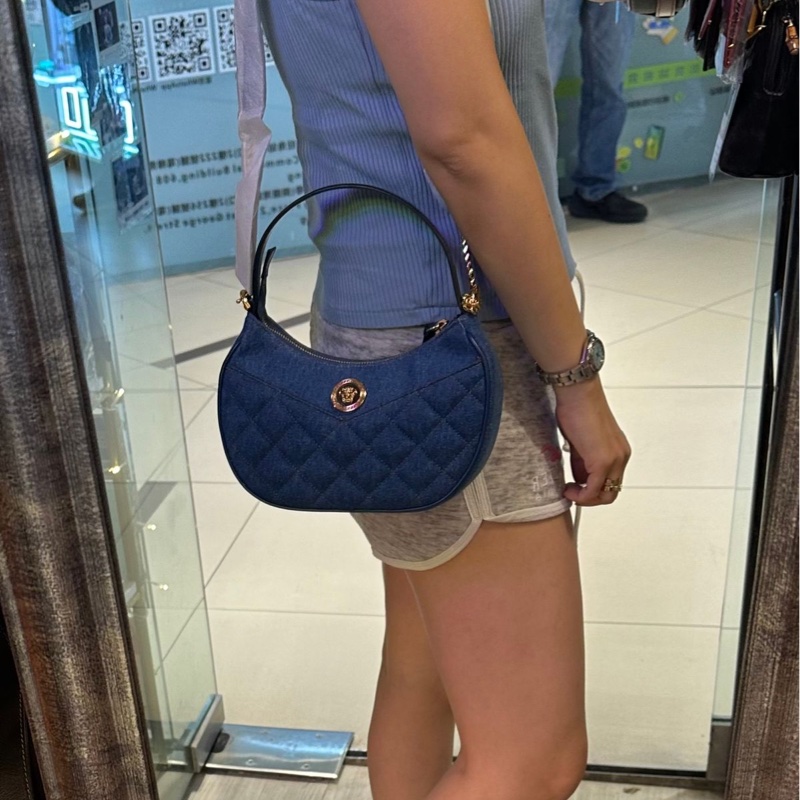 范思哲Versace 未使用 牛仔丹寜 包 腋下包  斜背包  經典 實用性高 包包 斜挎包 女生 美杜莎 包 versace medusa half moon denim bag-6