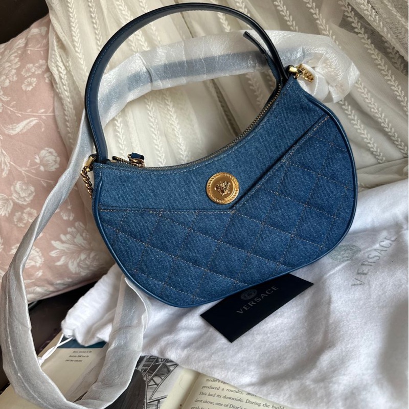 范思哲Versace 未使用 牛仔丹寜 包 腋下包  斜背包  經典 實用性高 包包 斜挎包 女生 美杜莎 包 versace medusa half moon denim bag-8