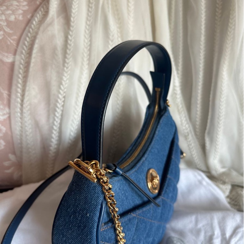 范思哲Versace 未使用 牛仔丹寜 包 腋下包  斜背包  經典 實用性高 包包 斜挎包 女生 美杜莎 包 versace medusa half moon denim bag-10