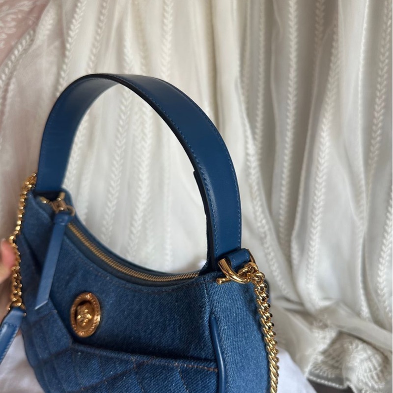 范思哲Versace 未使用 牛仔丹寜 包 腋下包  斜背包  經典 實用性高 包包 斜挎包 女生 美杜莎 包 versace medusa half moon denim bag-11