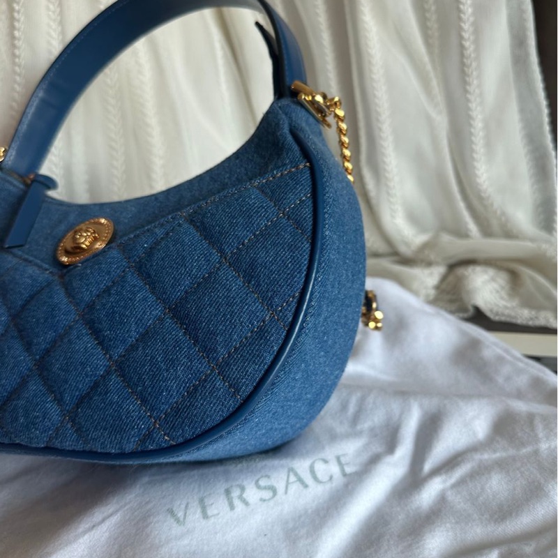 范思哲Versace 未使用 牛仔丹寜 包 腋下包  斜背包  經典 實用性高 包包 斜挎包 女生 美杜莎 包 versace medusa half moon denim bag-12