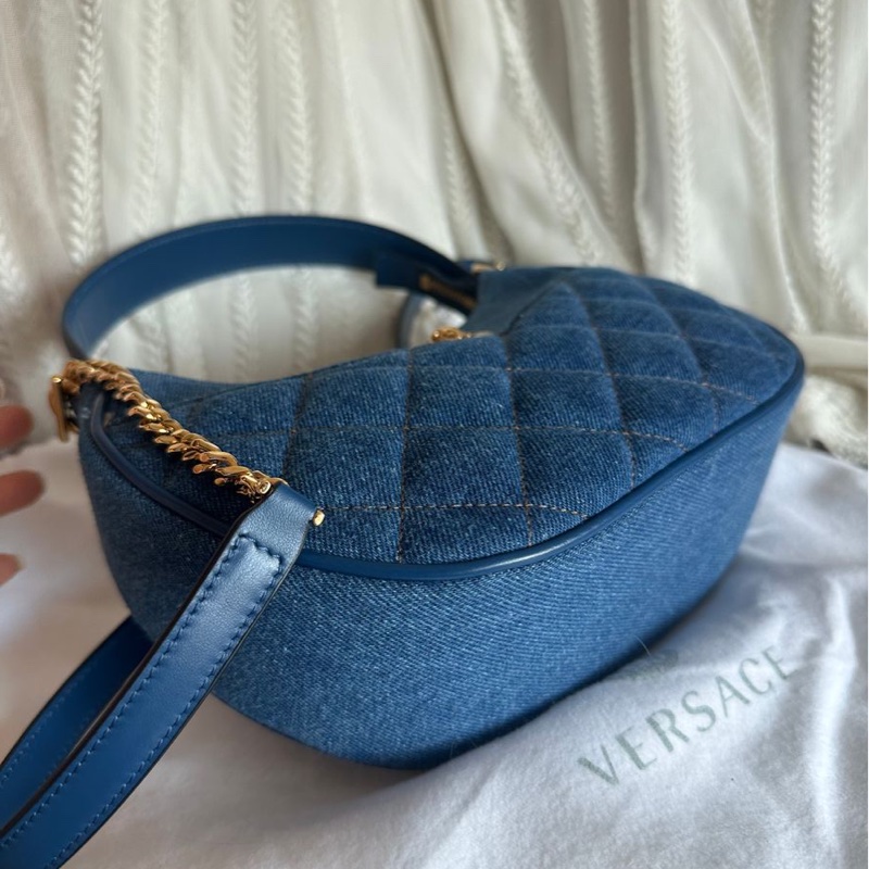 范思哲Versace 未使用 牛仔丹寜 包 腋下包  斜背包  經典 實用性高 包包 斜挎包 女生 美杜莎 包 versace medusa half moon denim bag-13