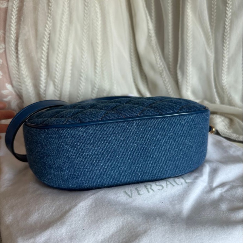 范思哲Versace 未使用 牛仔丹寜 包 腋下包  斜背包  經典 實用性高 包包 斜挎包 女生 美杜莎 包 versace medusa half moon denim bag-14