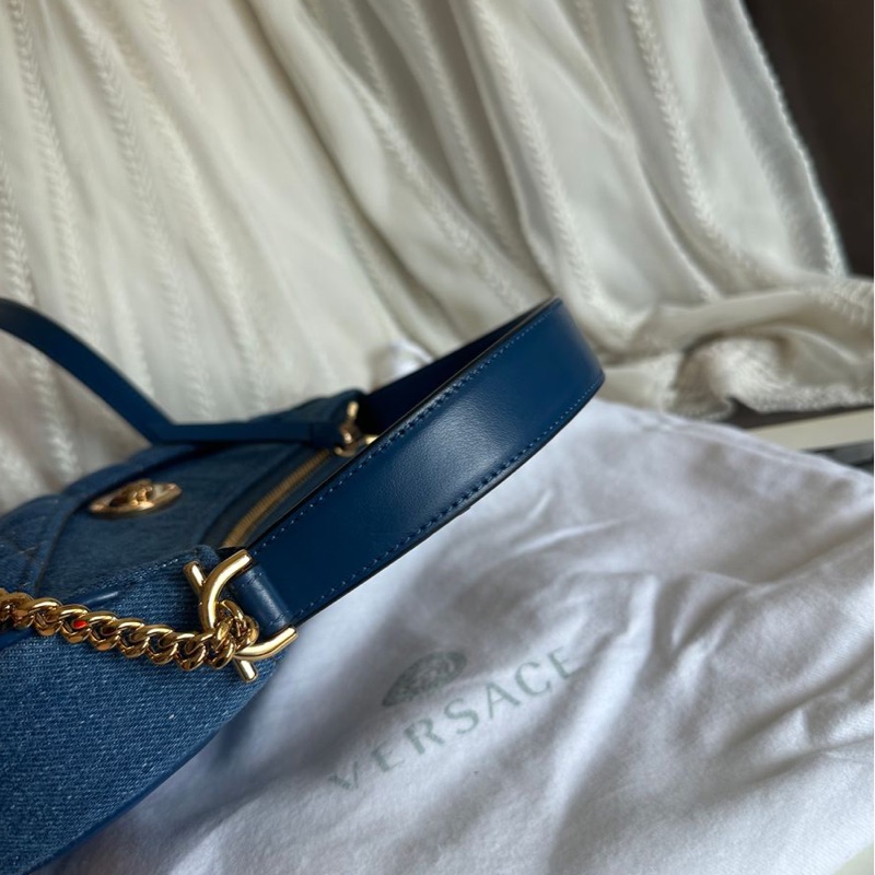 范思哲Versace 未使用 牛仔丹寜 包 腋下包  斜背包  經典 實用性高 包包 斜挎包 女生 美杜莎 包 versace medusa half moon denim bag-16