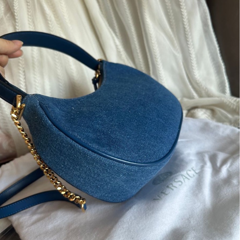 范思哲Versace 未使用 牛仔丹寜 包 腋下包  斜背包  經典 實用性高 包包 斜挎包 女生 美杜莎 包 versace medusa half moon denim bag-18