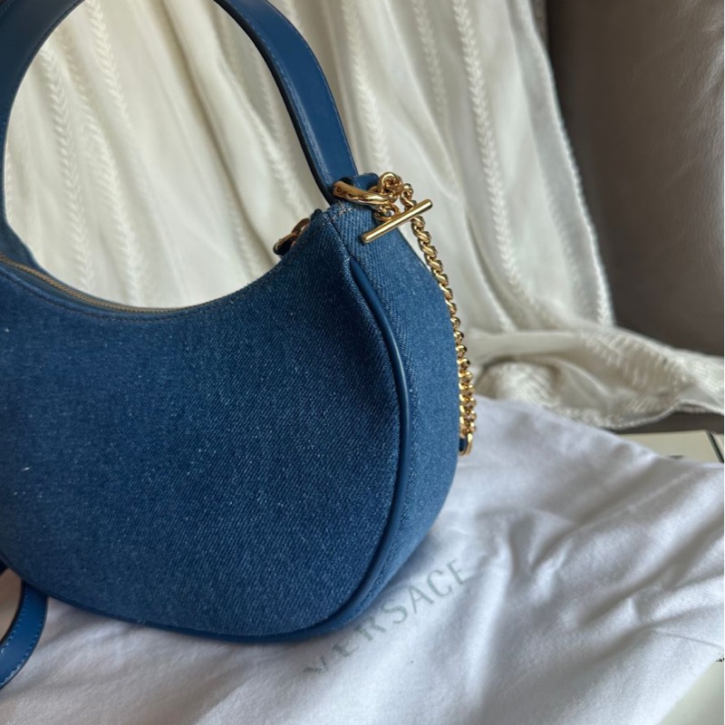 范思哲Versace 未使用 牛仔丹寜 包 腋下包  斜背包  經典 實用性高 包包 斜挎包 女生 美杜莎 包 versace medusa half moon denim bag-21