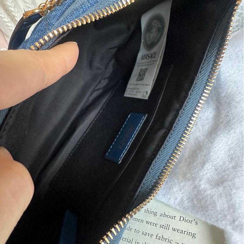 范思哲Versace 未使用 牛仔丹寜 包 腋下包  斜背包  經典 實用性高 包包 斜挎包 女生 美杜莎 包 versace medusa half moon denim bag-23