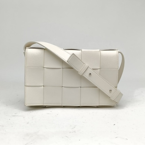 BOTTEGA VENETA Cassette23寬肩帶白色羊皮
