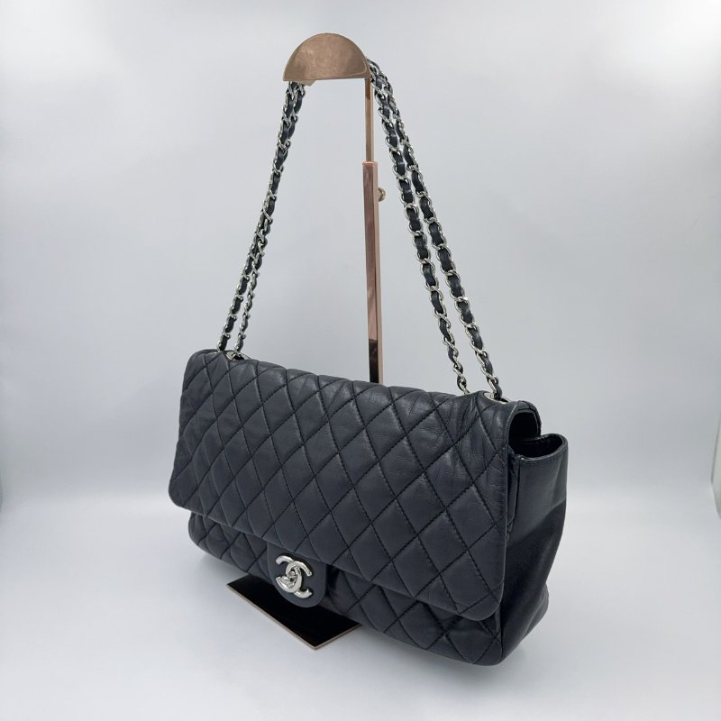 CHANEL黑色菱格紋羊皮銀釦下蓋雨衣兩用鏈包A48556(超稀有!!可當機場包)-4