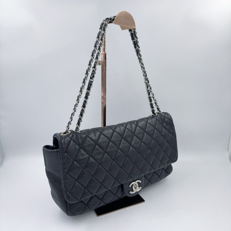 CHANEL黑色菱格紋羊皮銀釦下蓋雨衣兩用鏈包A48556(超稀有!!可當機場包)-5