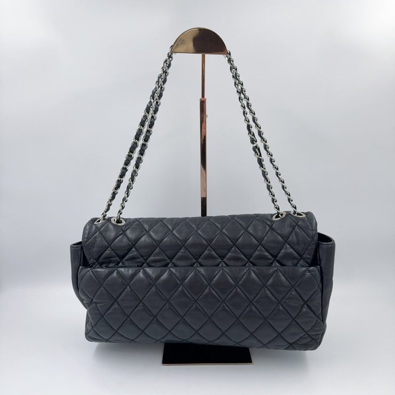 CHANEL黑色菱格紋羊皮銀釦下蓋雨衣兩用鏈包A48556(超稀有!!可當機場包)-6