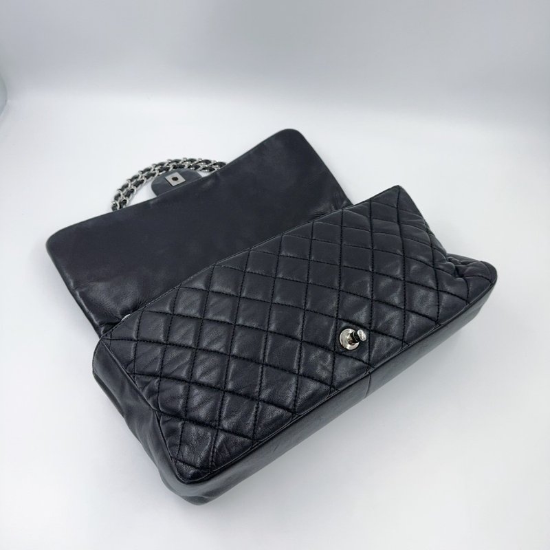 CHANEL黑色菱格紋羊皮銀釦下蓋雨衣兩用鏈包A48556(超稀有!!可當機場包)-8