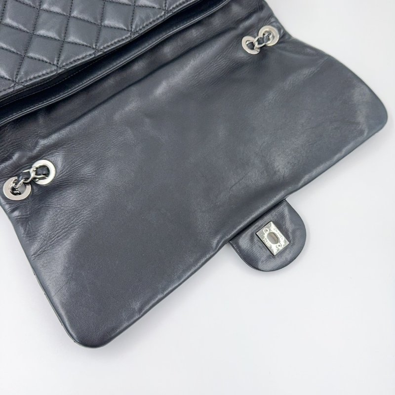 CHANEL黑色菱格紋羊皮銀釦下蓋雨衣兩用鏈包A48556(超稀有!!可當機場包)-13