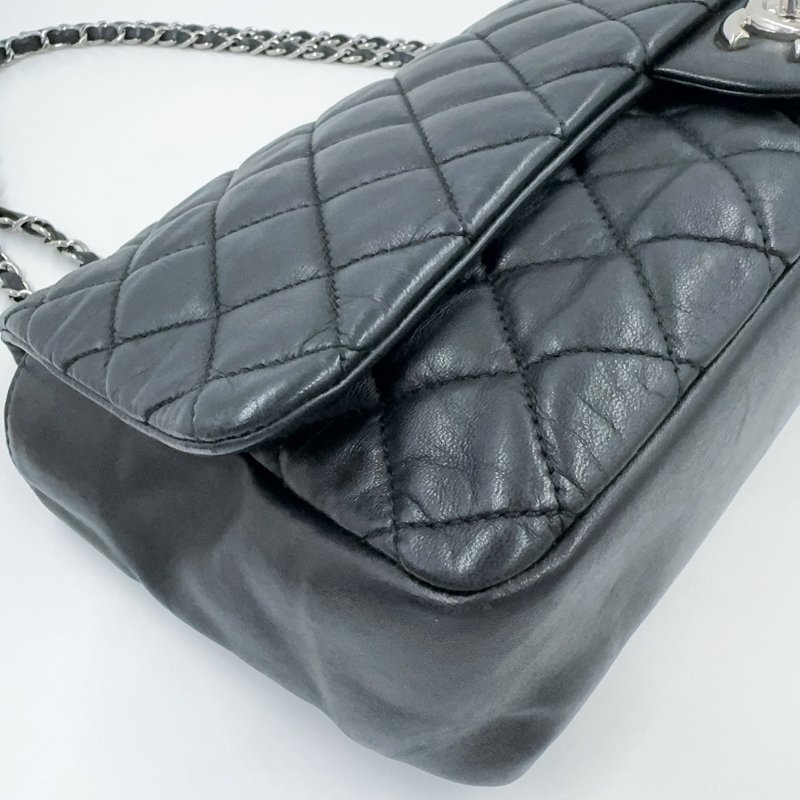 CHANEL黑色菱格紋羊皮銀釦下蓋雨衣兩用鏈包A48556(超稀有!!可當機場包)-14