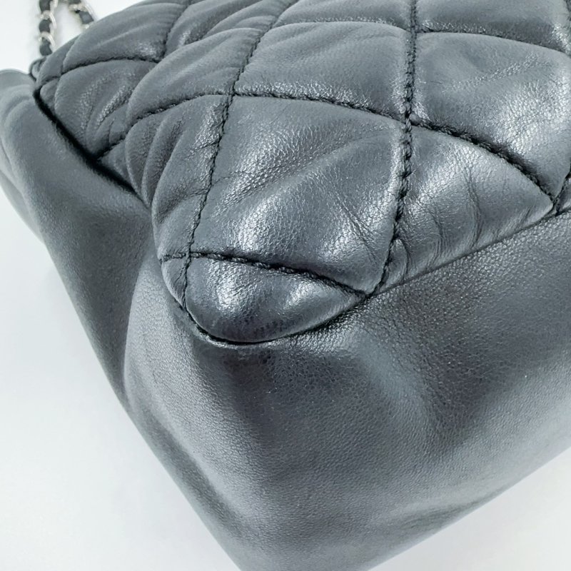 CHANEL黑色菱格紋羊皮銀釦下蓋雨衣兩用鏈包A48556(超稀有!!可當機場包)-15