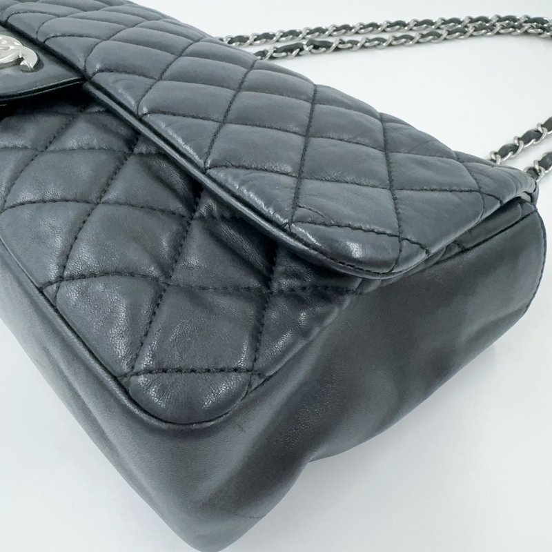 CHANEL黑色菱格紋羊皮銀釦下蓋雨衣兩用鏈包A48556(超稀有!!可當機場包)-16