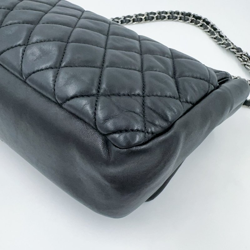 CHANEL黑色菱格紋羊皮銀釦下蓋雨衣兩用鏈包A48556(超稀有!!可當機場包)-17