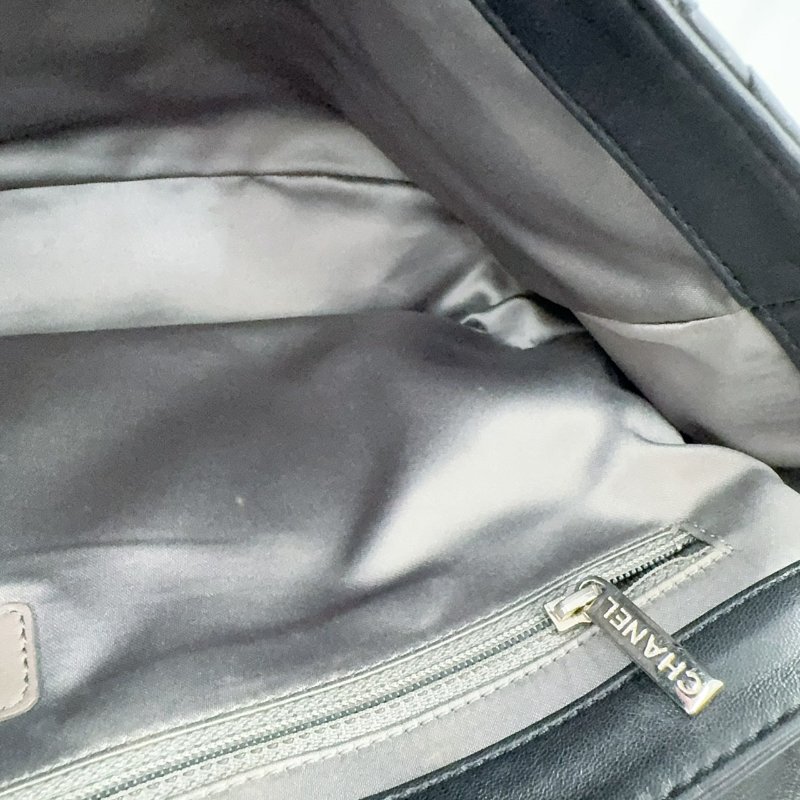 CHANEL黑色菱格紋羊皮銀釦下蓋雨衣兩用鏈包A48556(超稀有!!可當機場包)-18