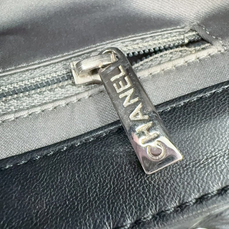 CHANEL黑色菱格紋羊皮銀釦下蓋雨衣兩用鏈包A48556(超稀有!!可當機場包)-19