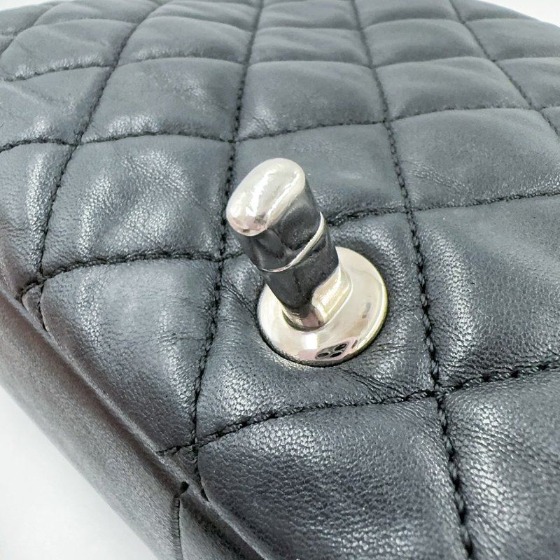 CHANEL黑色菱格紋羊皮銀釦下蓋雨衣兩用鏈包A48556(超稀有!!可當機場包)-20