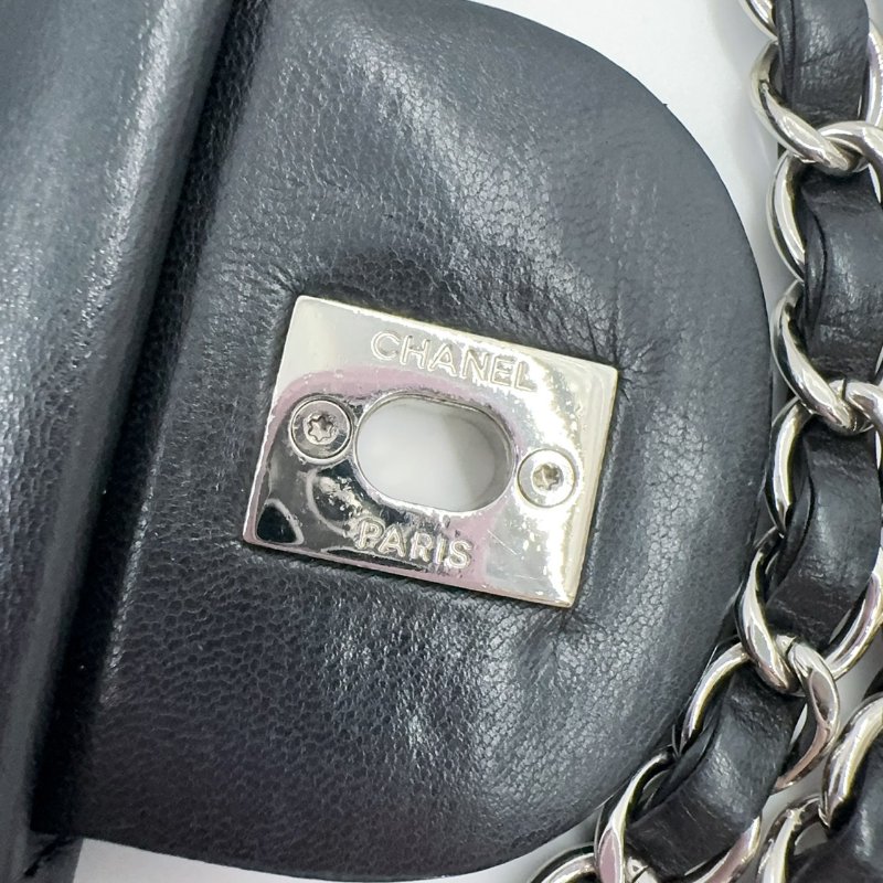 CHANEL黑色菱格紋羊皮銀釦下蓋雨衣兩用鏈包A48556(超稀有!!可當機場包)-23