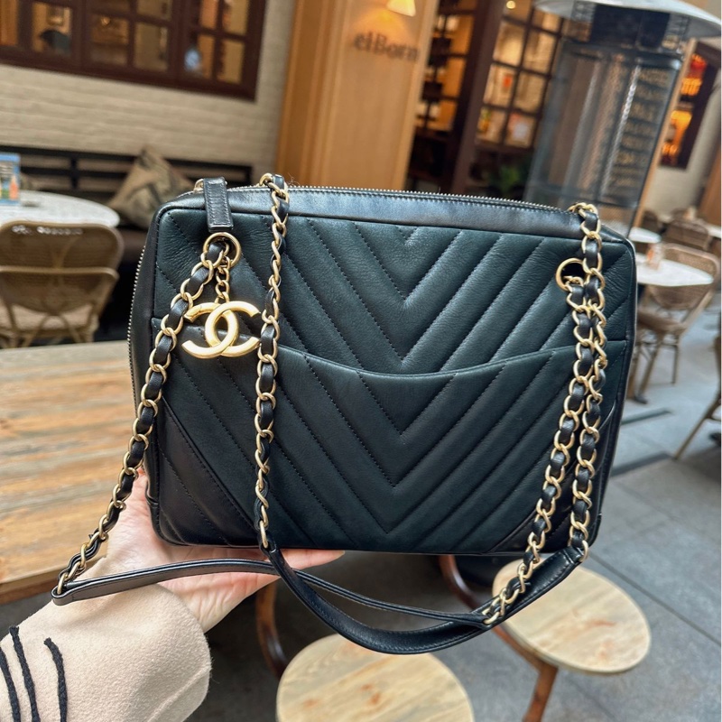 香奈兒黑色皮革Chanel V紋鏈條相機包 黑色金釦 包 可單肩 斜背或側背 chanel black chevron cc camera bag / crossbody bag / shoulder bag-3