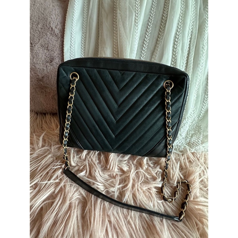 香奈兒黑色皮革Chanel V紋鏈條相機包 黑色金釦 包 可單肩 斜背或側背 chanel black chevron cc camera bag / crossbody bag / shoulder bag-4