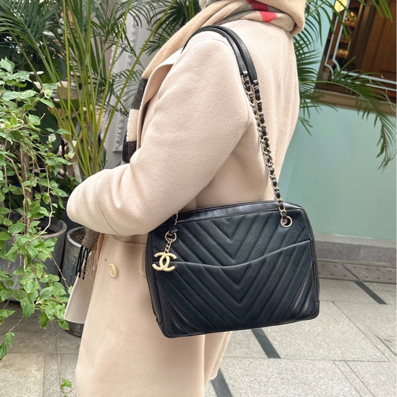 香奈兒黑色皮革Chanel V紋鏈條相機包 黑色金釦 包 可單肩 斜背或側背 chanel black chevron cc camera bag / crossbody bag / shoulder bag-6