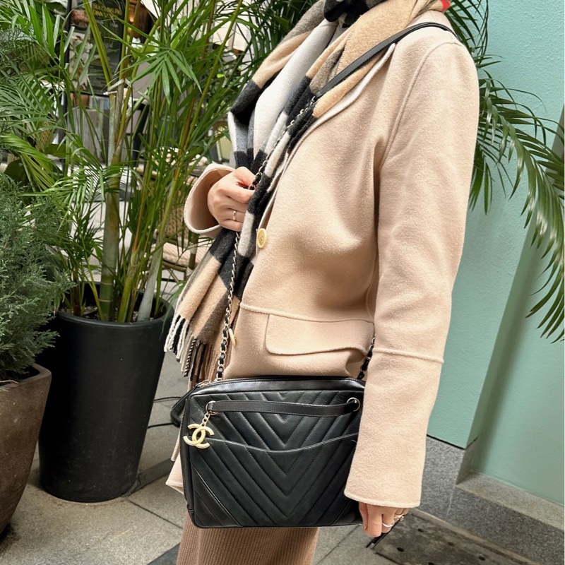 香奈兒黑色皮革Chanel V紋鏈條相機包 黑色金釦 包 可單肩 斜背或側背 chanel black chevron cc camera bag / crossbody bag / shoulder bag-7