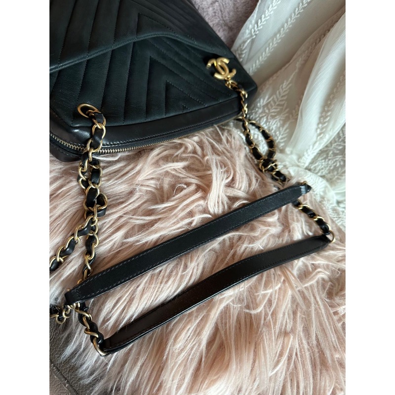 香奈兒黑色皮革Chanel V紋鏈條相機包 黑色金釦 包 可單肩 斜背或側背 chanel black chevron cc camera bag / crossbody bag / shoulder bag-15