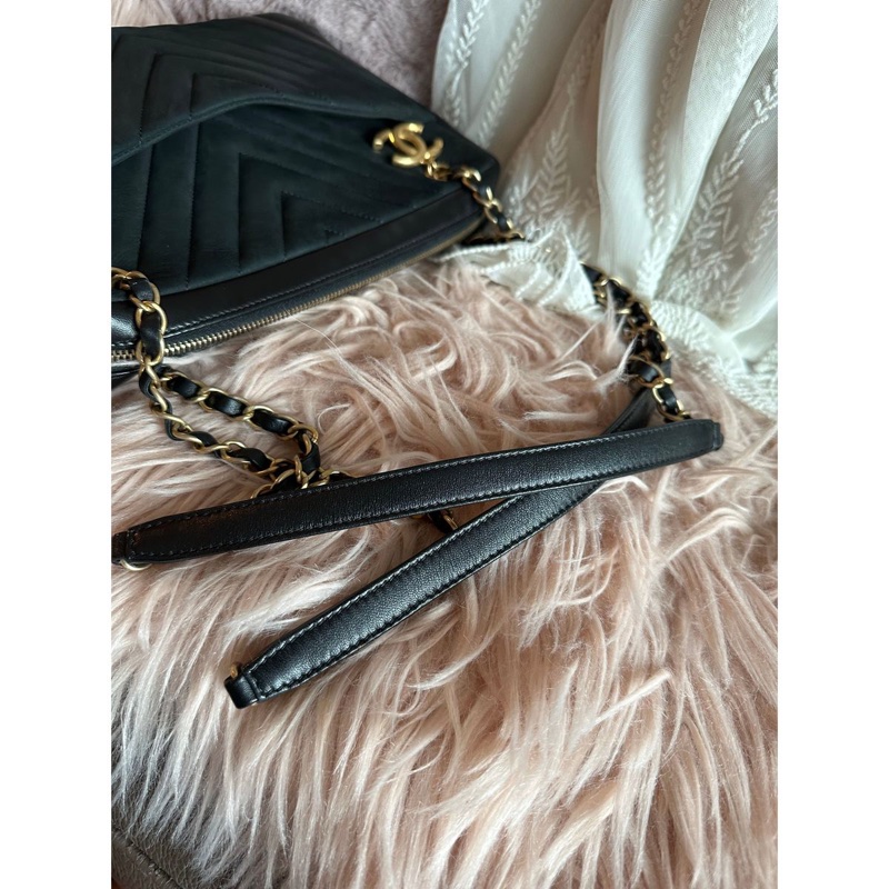 香奈兒黑色皮革Chanel V紋鏈條相機包 黑色金釦 包 可單肩 斜背或側背 chanel black chevron cc camera bag / crossbody bag / shoulder bag-16