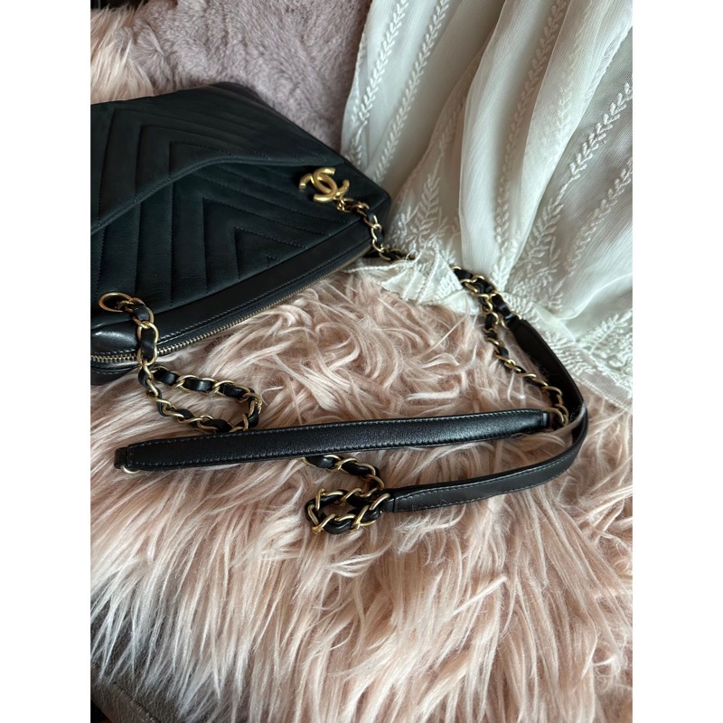 香奈兒黑色皮革Chanel V紋鏈條相機包 黑色金釦 包 可單肩 斜背或側背 chanel black chevron cc camera bag / crossbody bag / shoulder bag-19