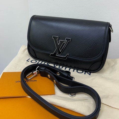 Lv 經典黑色Buci Epi牛皮法棍斜背腋下包