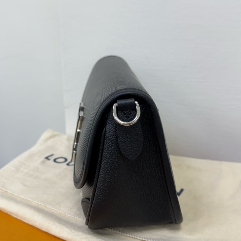 Lv 經典黑色Buci Epi牛皮法棍斜背腋下包-1
