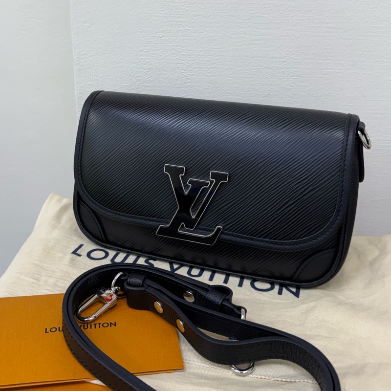 Lv 經典黑色Buci Epi牛皮法棍斜背腋下包-5