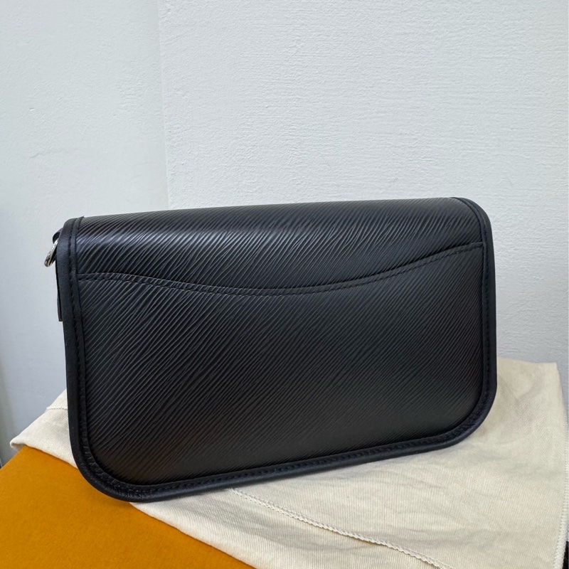 Lv 經典黑色Buci Epi牛皮法棍斜背腋下包-6