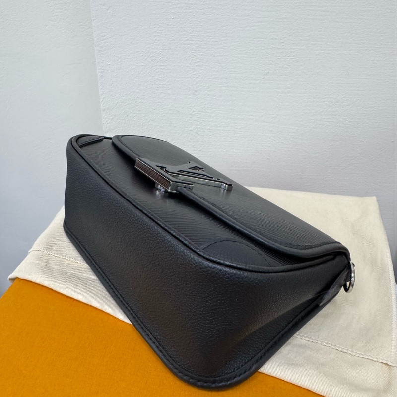Lv 經典黑色Buci Epi牛皮法棍斜背腋下包-9