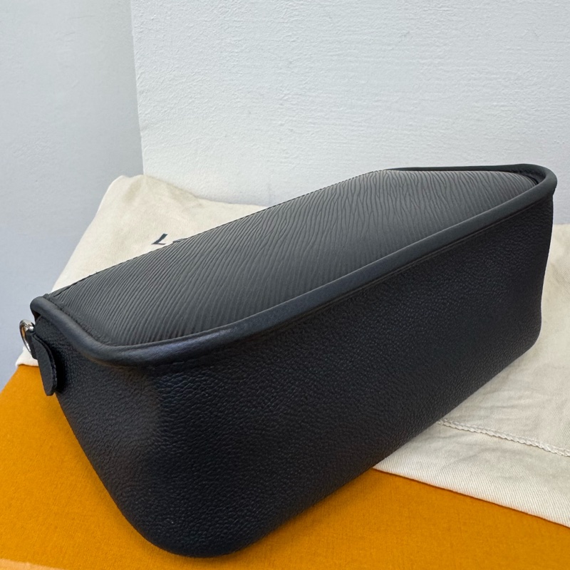 Lv 經典黑色Buci Epi牛皮法棍斜背腋下包-10
