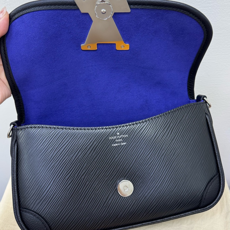 Lv 經典黑色Buci Epi牛皮法棍斜背腋下包-11