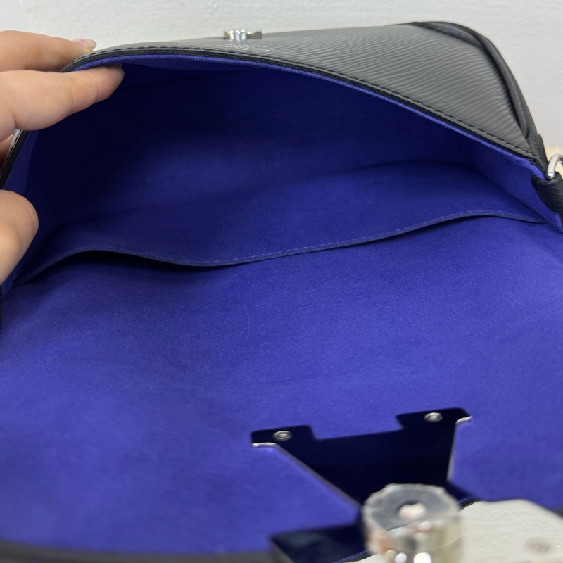 Lv 經典黑色Buci Epi牛皮法棍斜背腋下包-12