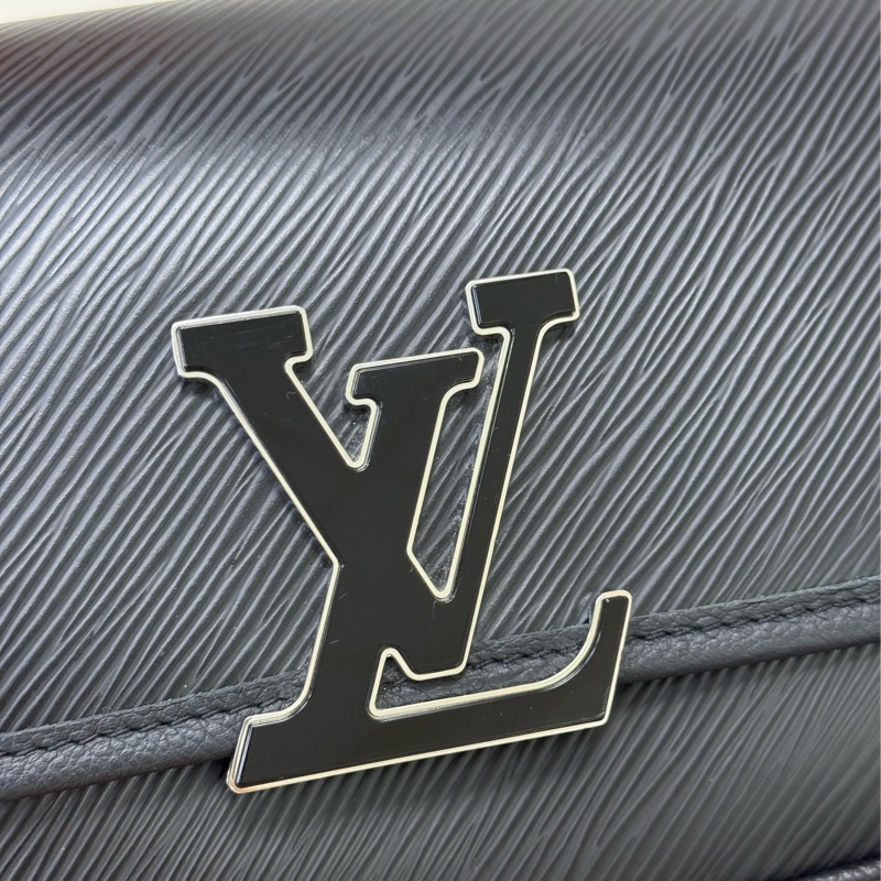 Lv 經典黑色Buci Epi牛皮法棍斜背腋下包-13