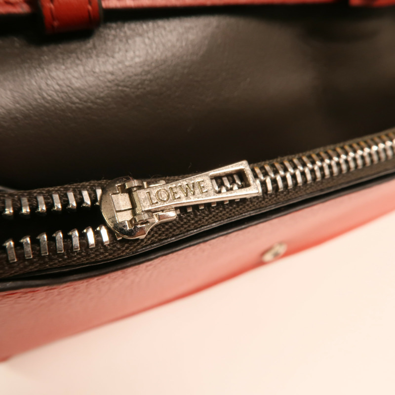 LOEWE 牛皮皮革Wallet On Chain金扣鏈帶肩背袋-9