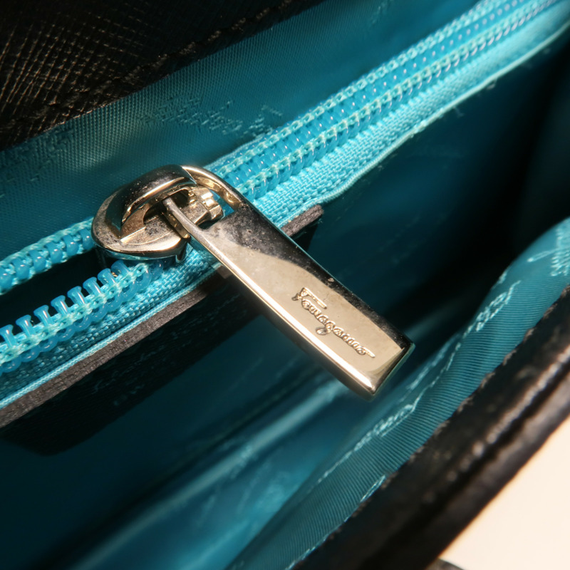 Salvatore Ferragamo 牛皮皮革Gancini銀扣肩背袋-12