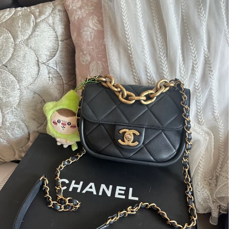 香奈兒迷你口蓋包 熱門款 芯片款  黑色 手提包 斜挎包 斜背 側背 Chanel Black Quilted mateless Mini Flap Messenger with Top Chain Handle /mini square / crossbody bag /handbag/bag/chain bag-0