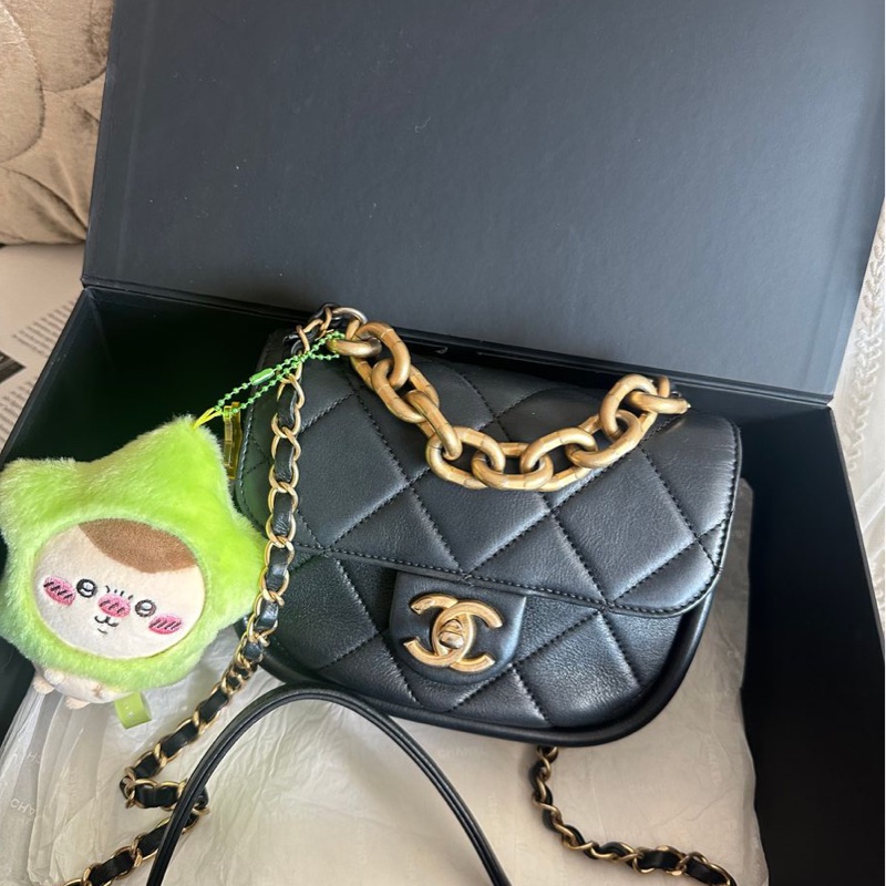 香奈兒迷你口蓋包 熱門款 芯片款  黑色 手提包 斜挎包 斜背 側背 Chanel Black Quilted mateless Mini Flap Messenger with Top Chain Handle /mini square / crossbody bag /handbag/bag/chain bag-2
