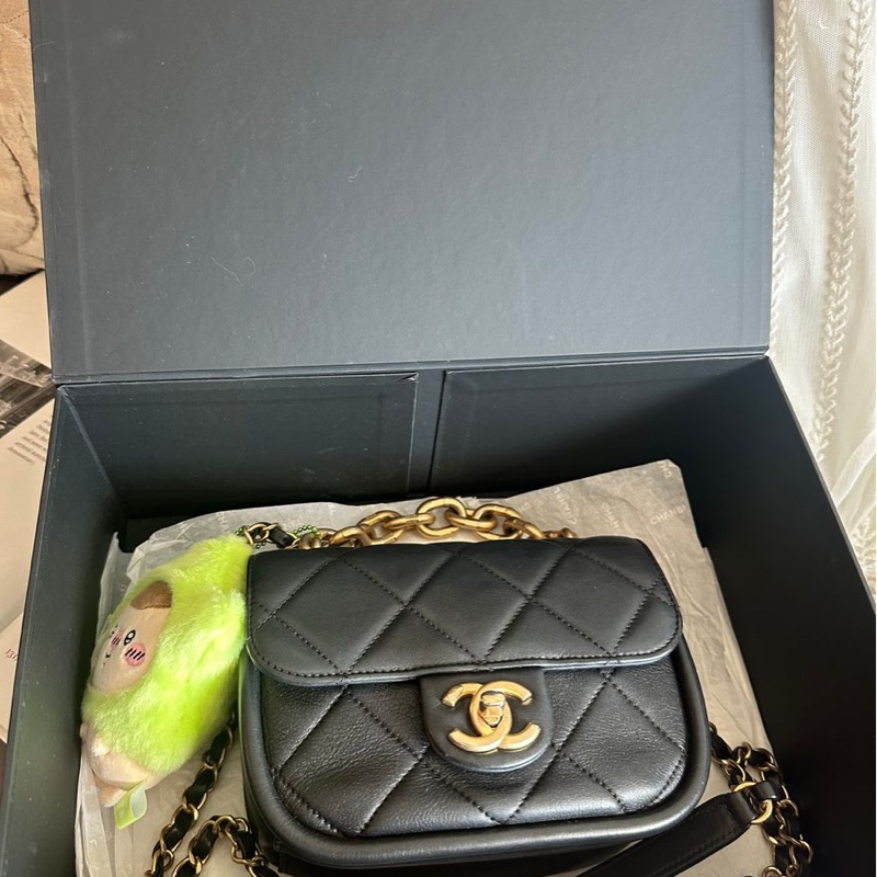 香奈兒迷你口蓋包 熱門款 芯片款  黑色 手提包 斜挎包 斜背 側背 Chanel Black Quilted mateless Mini Flap Messenger with Top Chain Handle /mini square / crossbody bag /handbag/bag/chain bag-3