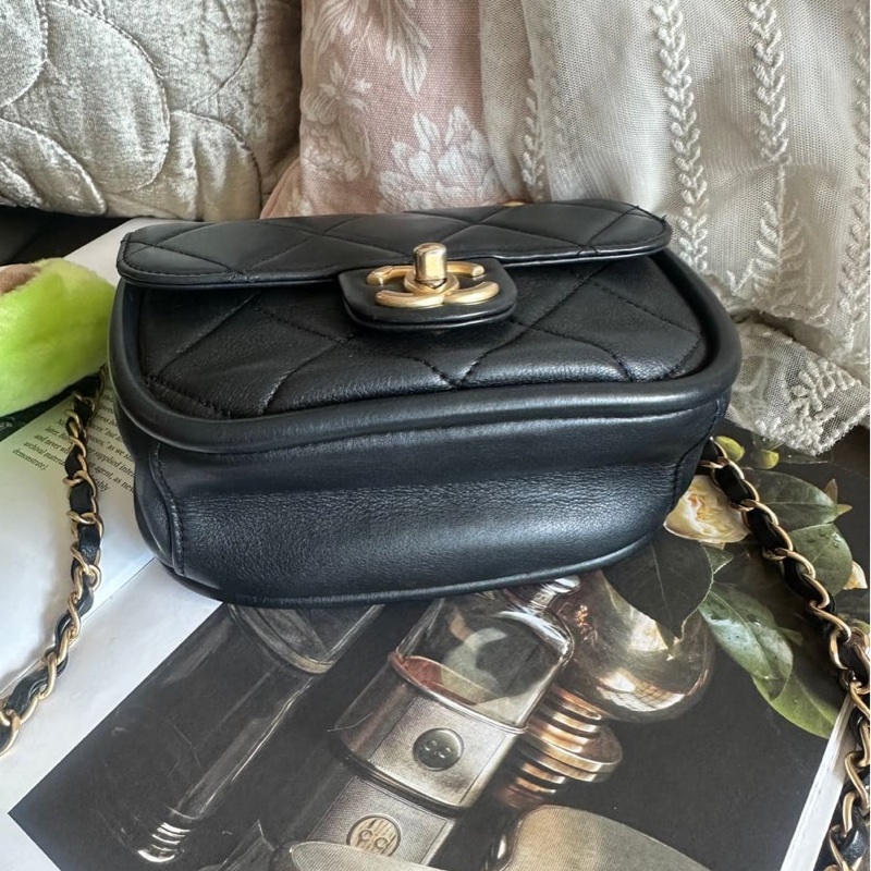 香奈兒迷你口蓋包 熱門款 芯片款  黑色 手提包 斜挎包 斜背 側背 Chanel Black Quilted mateless Mini Flap Messenger with Top Chain Handle /mini square / crossbody bag /handbag/bag/chain bag-4